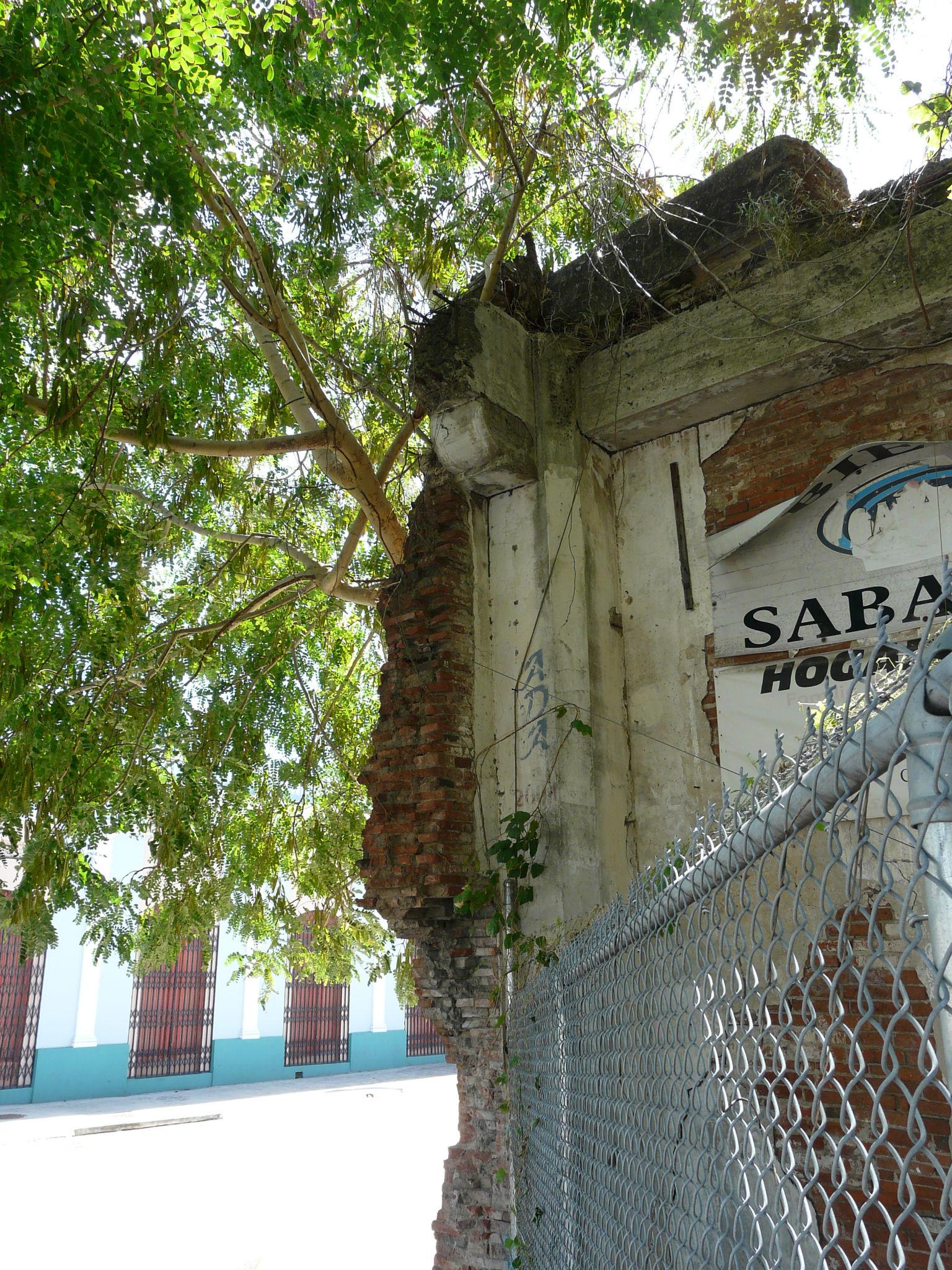 Edificio abandonado en la Avenida González Clemente - Ponce - 2012 00017